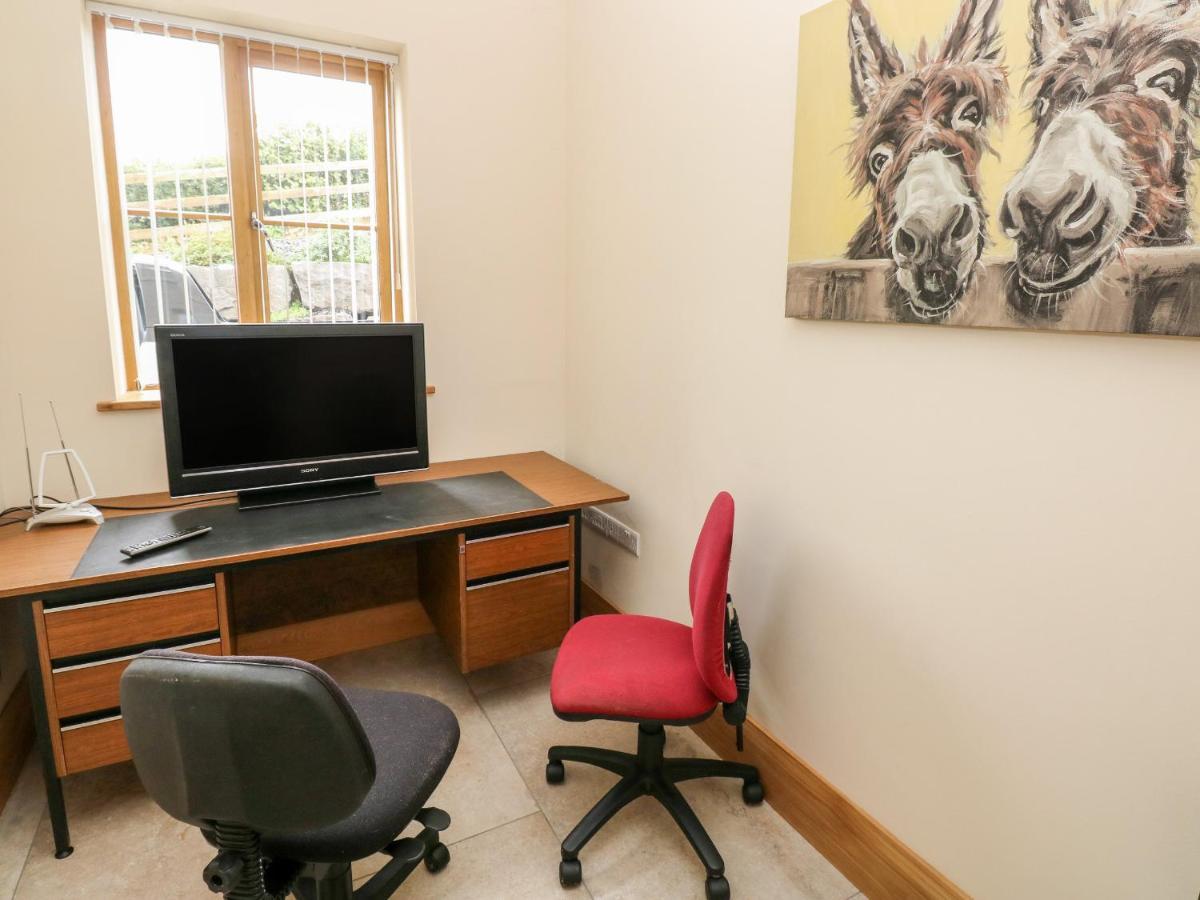 Grooms Quarters At Pant Y Gaseg Farm Ammanford Luaran gambar
